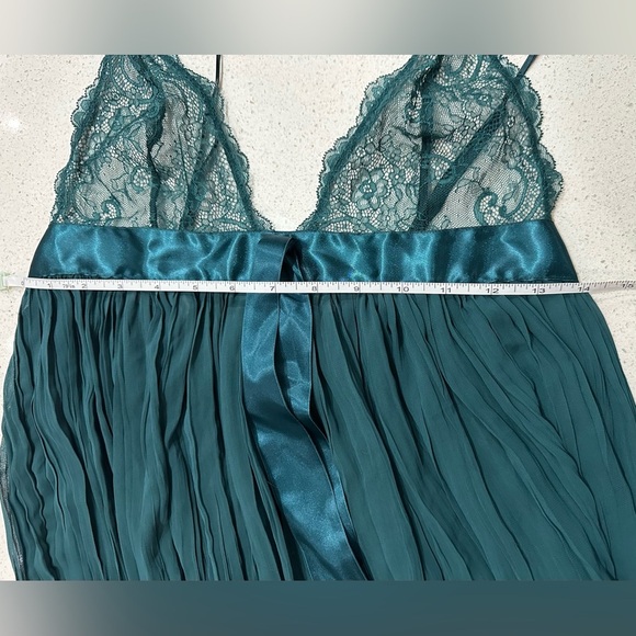 ✨NWT✨ Victoria's Secret: Chemise - Size Medium - Picture 6 of 9